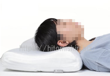 モットン枕で寝る女性